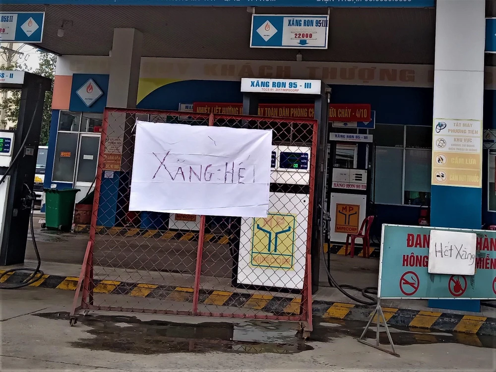 Cửa hàng tại quốc lộ 1A, phường Trung Mỹ Tây, quận 12 báo hết xăng.