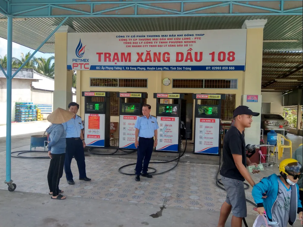 Cuối tháng 8, lực lượng QLTT giám sát, làm việc với các cửa hàng xăng dầu trên địa bàn tỉnh. Ảnh: Cục QLTT tỉnh Sóc Trăng Cuối tháng 8, lực lượng QLTT giám sát, làm việc với các cửa hàng xăng dầu trên địa bàn tỉnh. Ảnh: Cục QLTT tỉnh Sóc Trăng