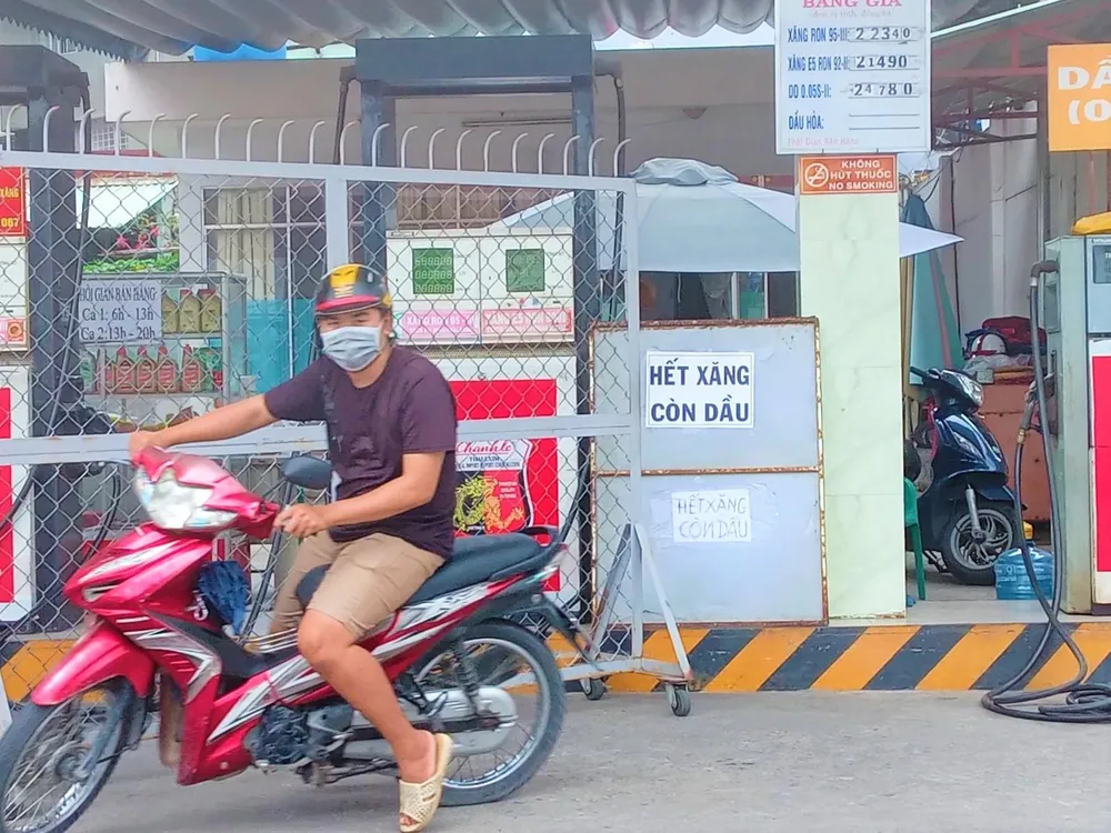 Cửa hàng xăng dầu ở quận Bình Thạnh dán thông báo hết xăng.