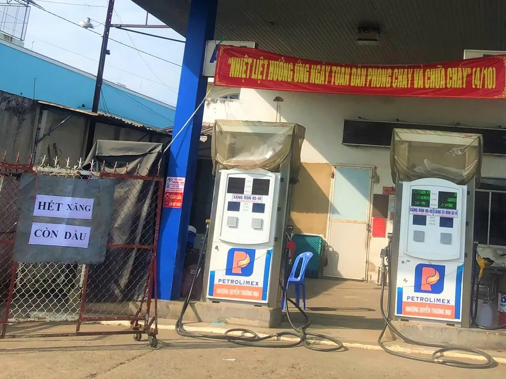 Cửa hàng huyện Hóc Môn thông báo hết xăng ngày 27-10