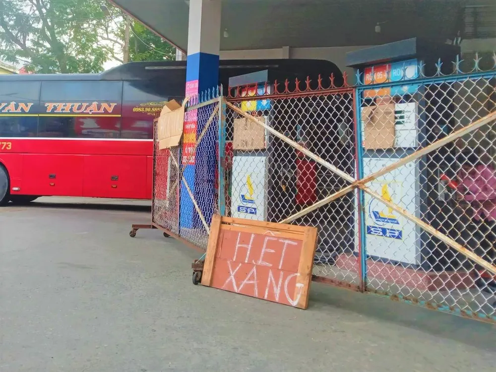 Cửa hàng quận Tân Bình hết xăng từ hôm qua, sáng ngày 28-10 vẫn chưa có hàng.