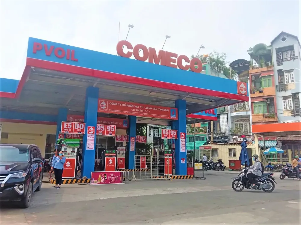 Nhiều xe máy chuẩn bị ghé vào cửa hàng quận Tân Bình đổ xăng được nhân viên vẫy tay cho biết hết xăng