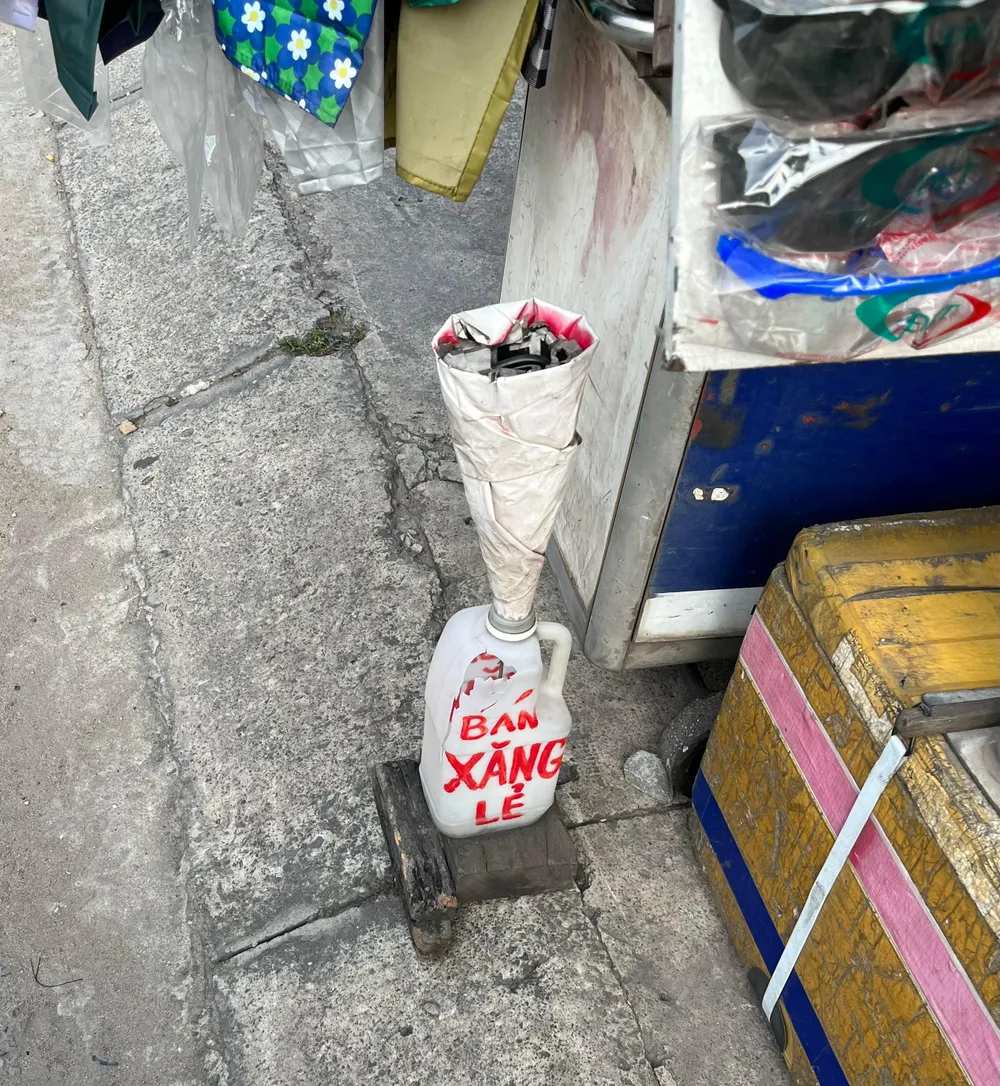 Chủ điểm bán lẻ Quốc lộ 1 A quận 12 cho biết do phải xếp hàng mua xăng và giá lấy vào 25.000 đồng nên bán 30.000 đồng /lít