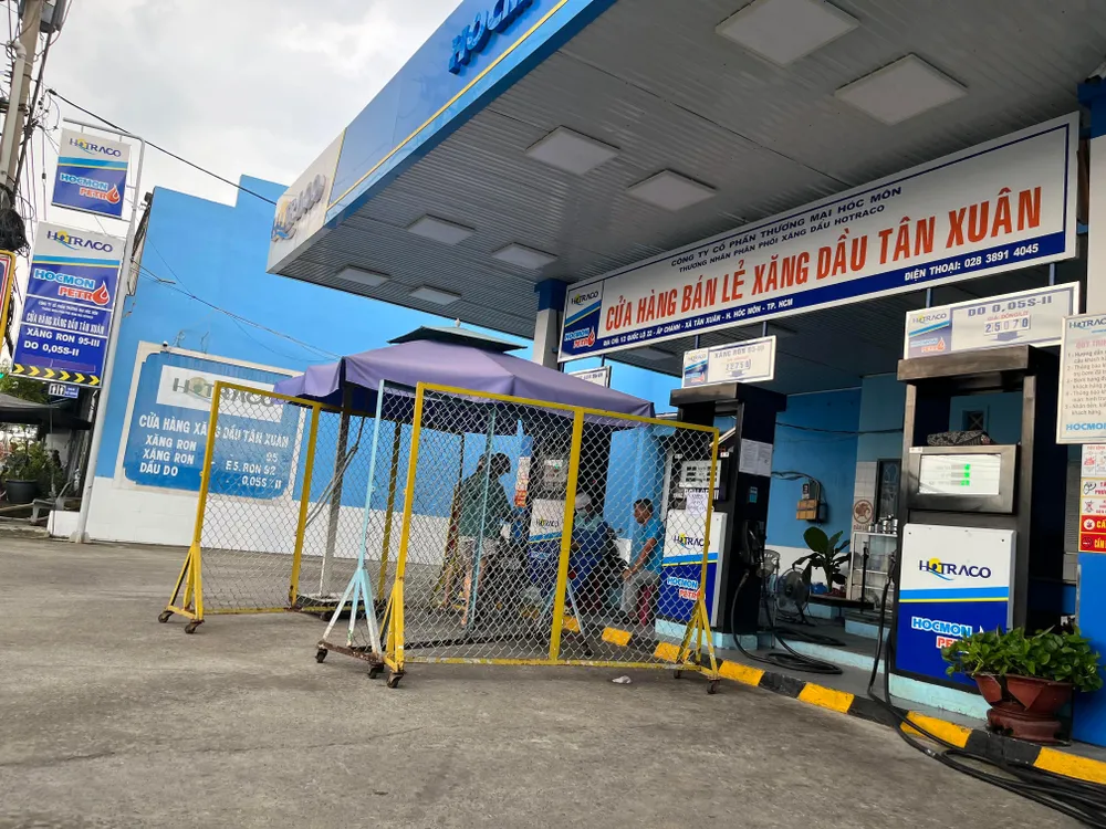 Quận 12 cửa hàng này cũng phân chia các trụ bơm bằng rào chắn và không bán xăng vào can, bình cho khách