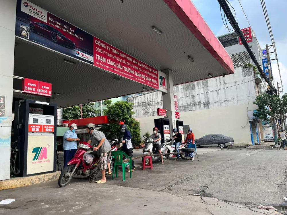 Cửa hàng xăng huyện Hóc Môn cũng có cách phân luồng riêng