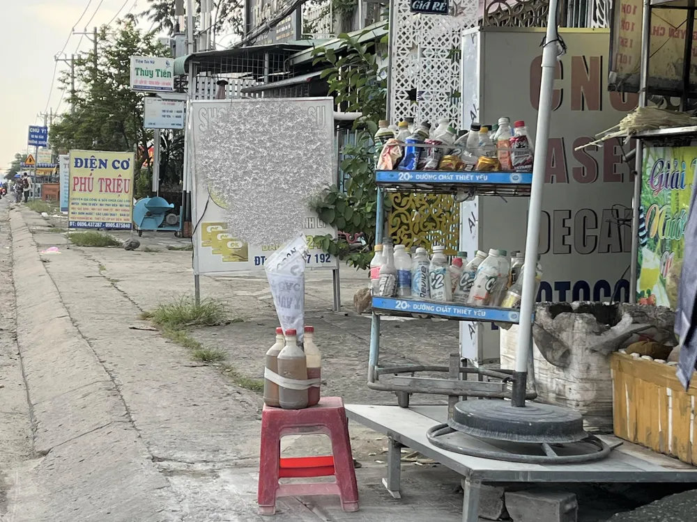 Chủ điểm bán giới thiệu xăng RON 97 chất lượng cao nên giá 30.000 đồng