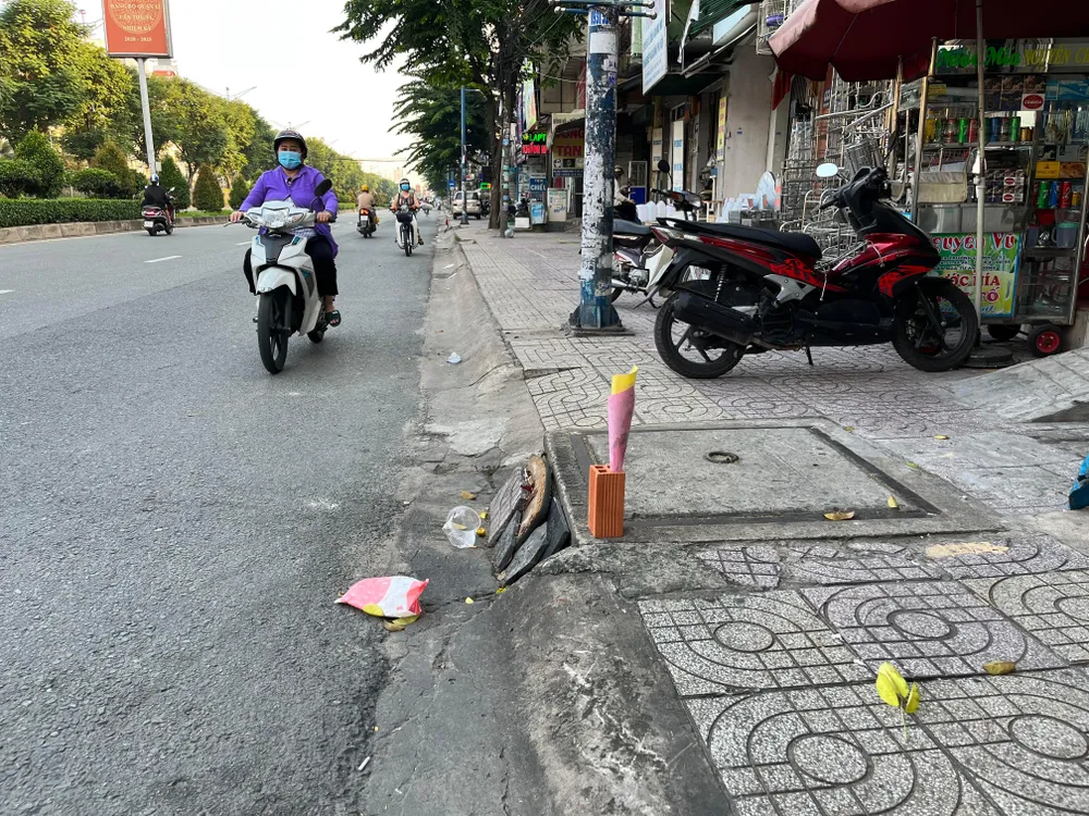 Đường Trường Chinh quận 12, sau khi hỏi mua người bán mới vào trong nhà mang ra can nhỏ và báo giá 28.000 đồng/lít