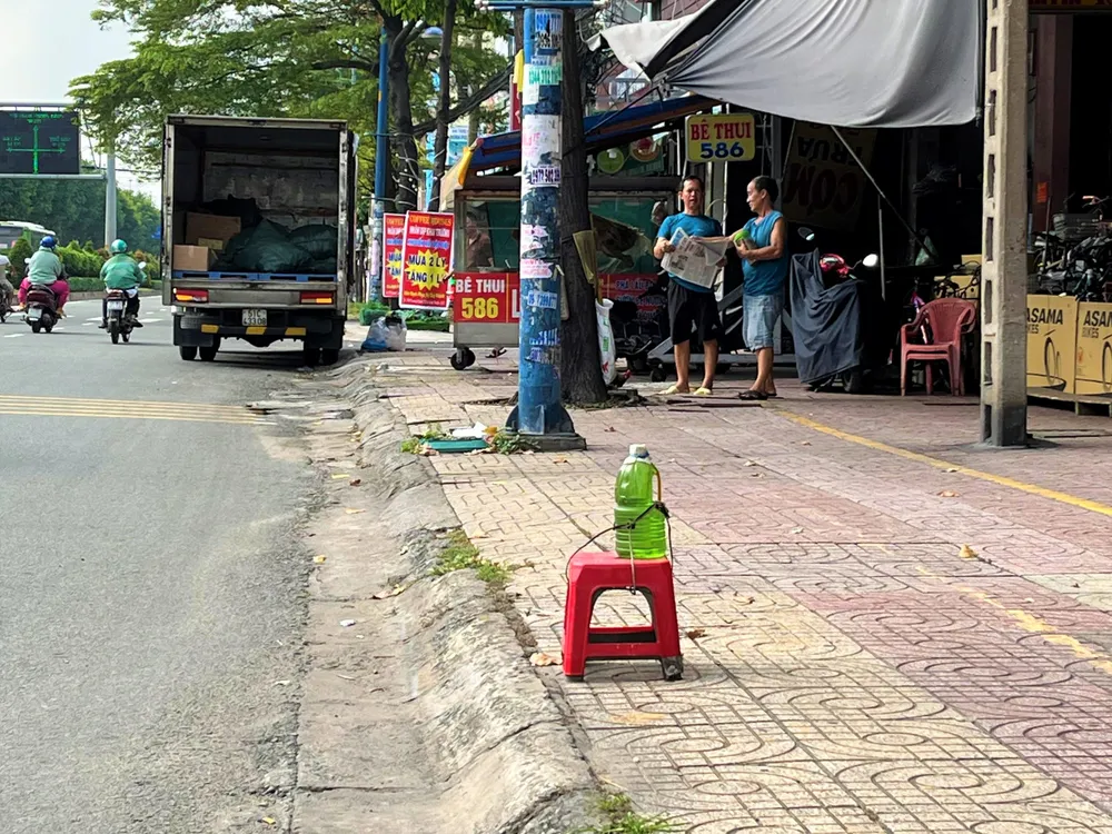 Trên đường đến ngã tư An Sương, quận 12 &quot;cây xăng&quot; ven đường bán giá 30.000 đồng/lít