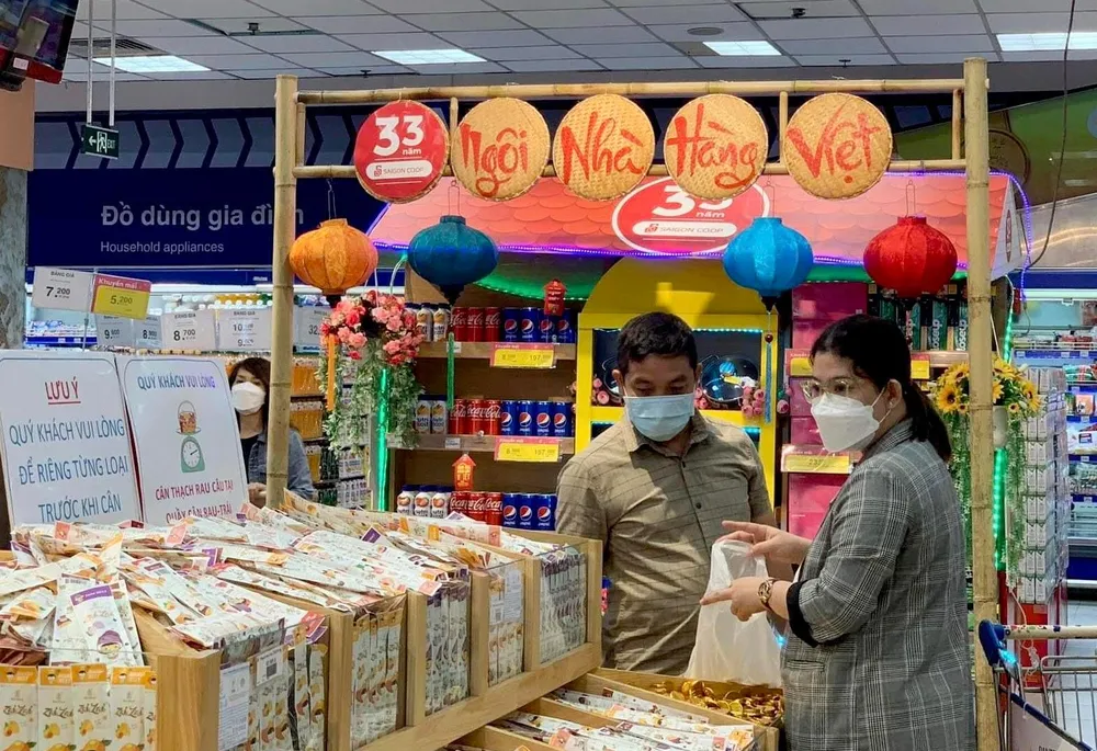 Người dân chọn mua hàng hóa Việt tại siêu thị