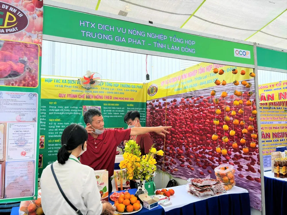 Hợp tác xã giới thiệu với khách hàng hồng treo sản xuất theo công nghệ Nhật Bản