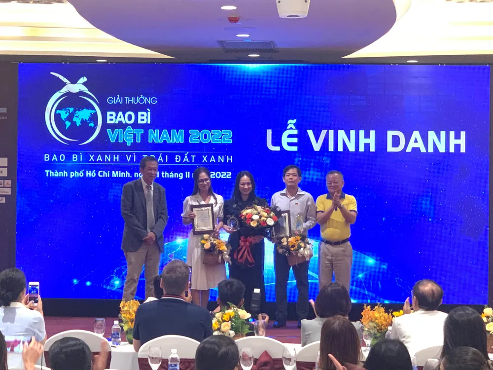 Các doanh nghiệp ngành bao bì đạt giải tại lễ vinh danh Giải thưởng Bao bì Việt Nam năm 2022. Ảnh: TÚ UYÊN Các doanh nghiệp ngành bao bì đạt giải tại lễ vinh danh Giải thưởng Bao bì Việt Nam năm 2022. Ảnh: TÚ UYÊN