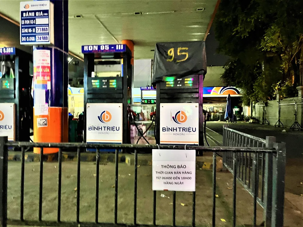 Một cửa hàng xăng quận Tân Phú chỉ bán đến 18 giờ Một cửa hàng xăng quận Tân Phú chỉ bán đến 18 giờ