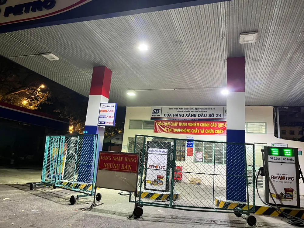 Cửa hàng xăng này thông báo nhập hàng, ngừng bán Cửa hàng xăng này thông báo nhập hàng, ngừng bán