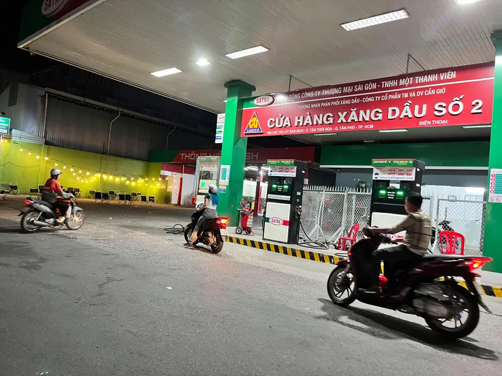 Cũng trên đường Lũy Bán Bích quận Tân Phú, một số khách ghé đến cửa hàng nhưng không mua được xăng Cũng trên đường Lũy Bán Bích quận Tân Phú, một số khách ghé đến cửa hàng nhưng không mua được xăng
