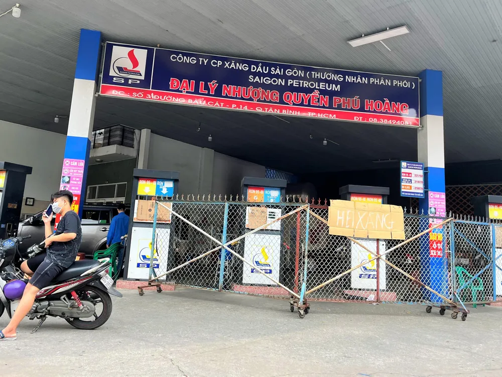 Sáng ngày 11-11 cửa hàng hết xăng Sáng ngày 11-11 cửa hàng hết xăng