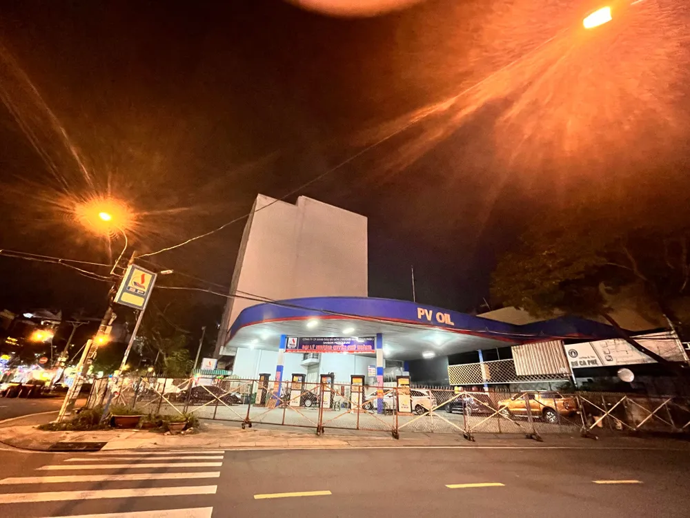 Đến 20 giờ 30 cửa hàng dựng rào nghỉ bán Đến 20 giờ 30 cửa hàng dựng rào nghỉ bán