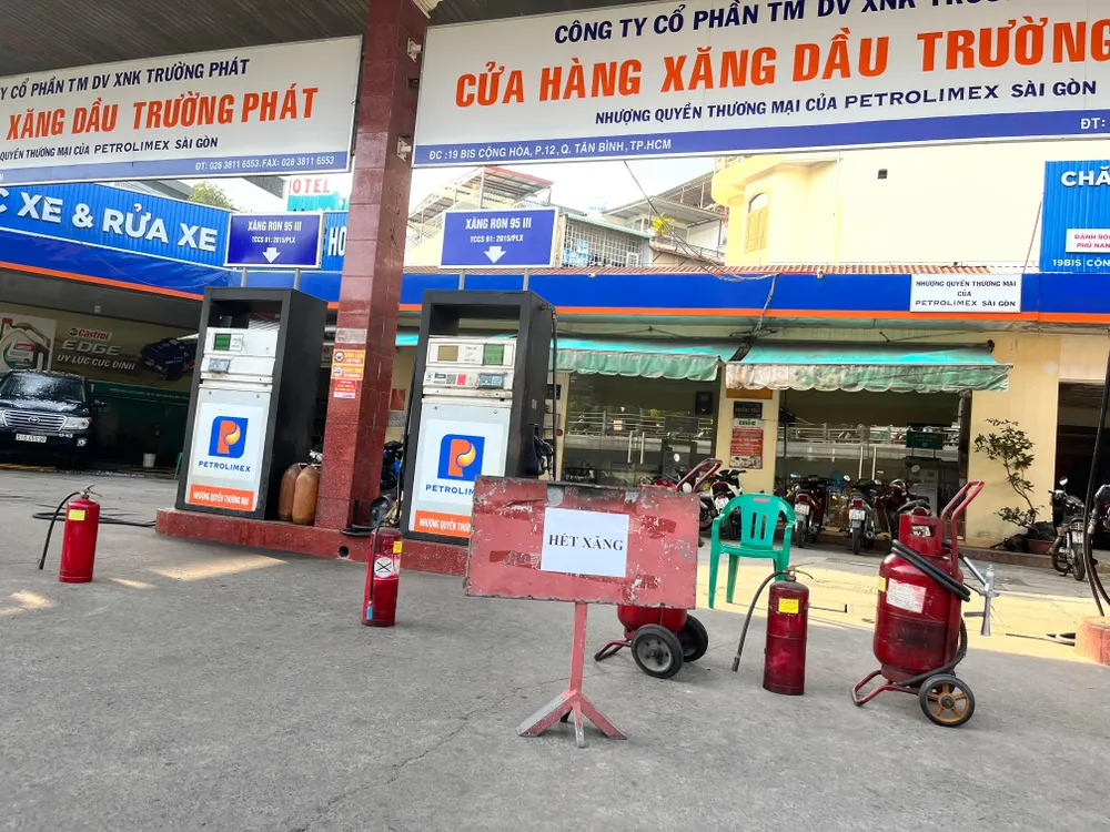 7h30 sáng ngày 11-11 cửa hàng báo hết xăng 7h30 sáng ngày 11-11 cửa hàng báo hết xăng