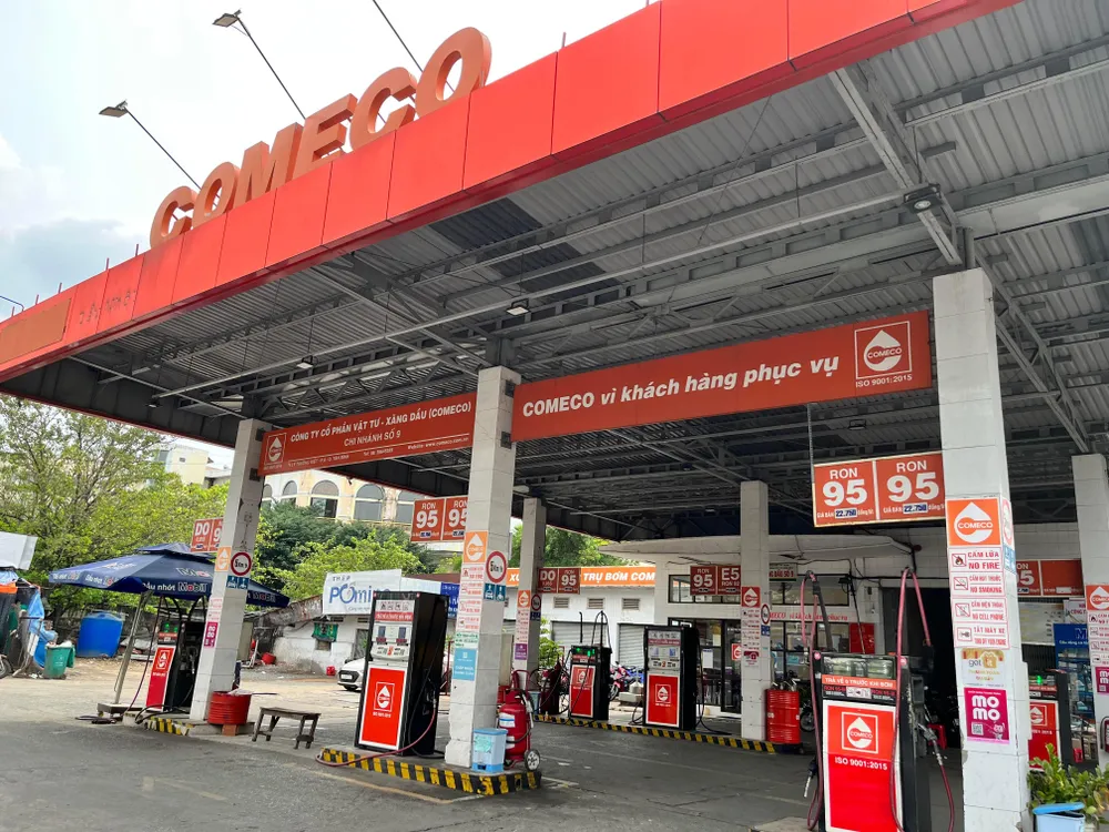 Khoảng 14h45 cửa hàng xăng dầu trên đường Lý Thường Kiệt khách hàng không mua được xăng Khoảng 14h45 cửa hàng xăng dầu trên đường Lý Thường Kiệt khách hàng không mua được xăng