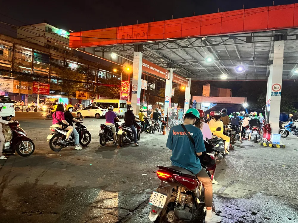 20 giờ 15, cây xăng trên đường Lý Thường Kiệt quận Tân Bình có nhiều người chờ mua xăng 20 giờ 15, cây xăng trên đường Lý Thường Kiệt quận Tân Bình có nhiều người chờ mua xăng