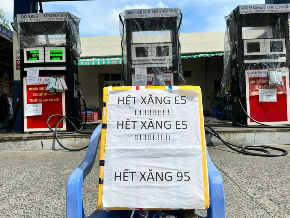 Cửa hàng quận Tân Phú hết xăng hai ngày nay và đã báo cho lực lượng QLTT