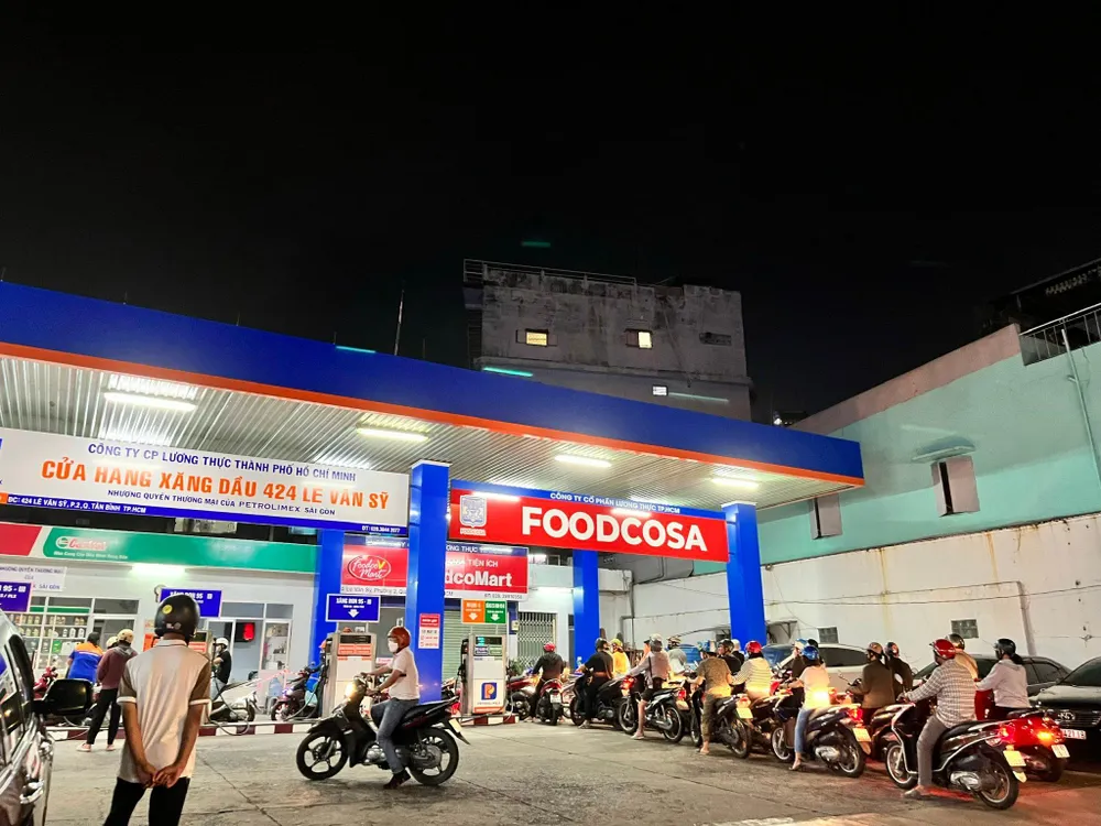 Người dân mua xăng tối ngày 15-11