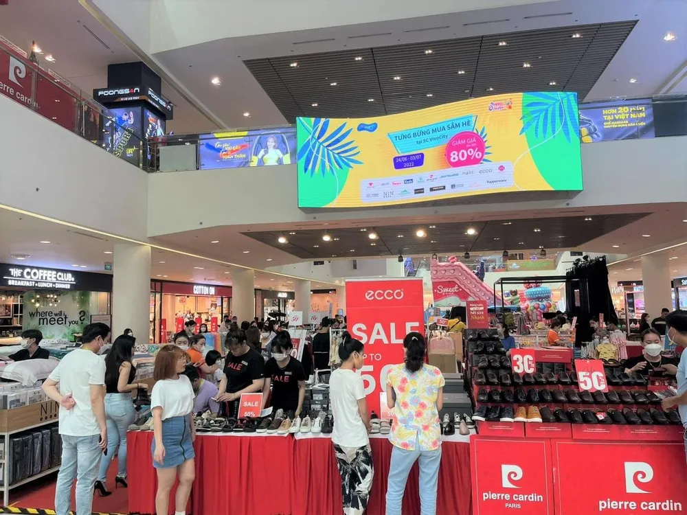 Tháng khuyến mãi đợt 2 diễn ra từ ngày 15-11 đến 31-12. Ảnh: TÚ UYÊN. Tháng khuyến mãi đợt 2 diễn ra từ ngày 15-11 đến 31-12. Ảnh: TÚ UYÊN.