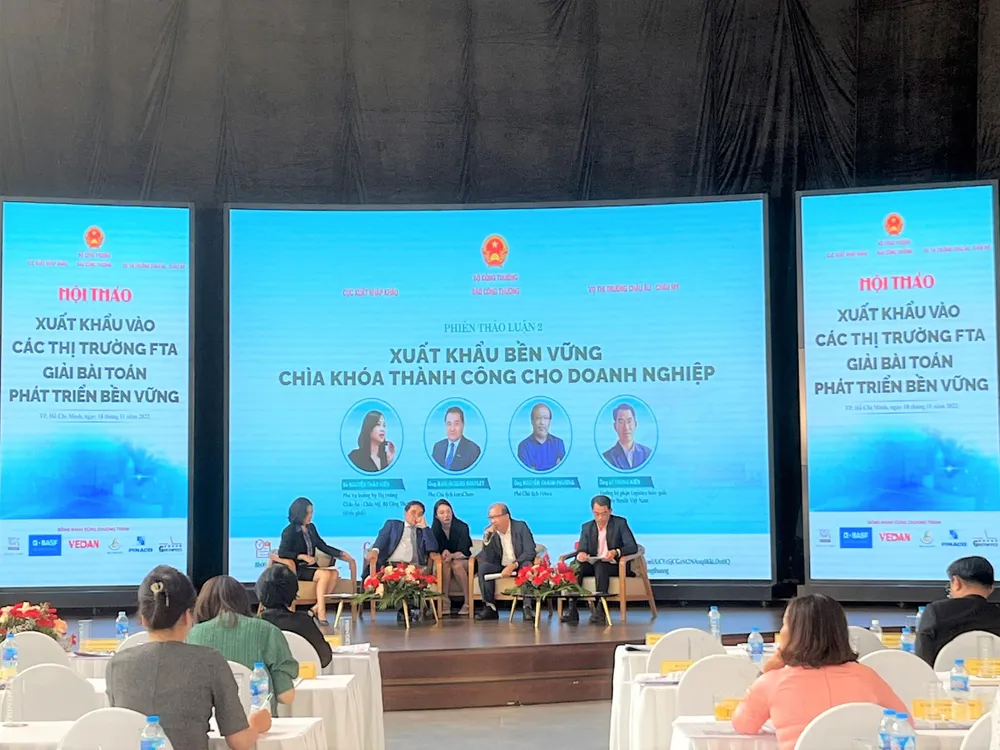 Các doanh nghiệp trao đổi tại hội thảo.