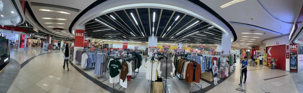 Khu vực tầng trệt vắng khách