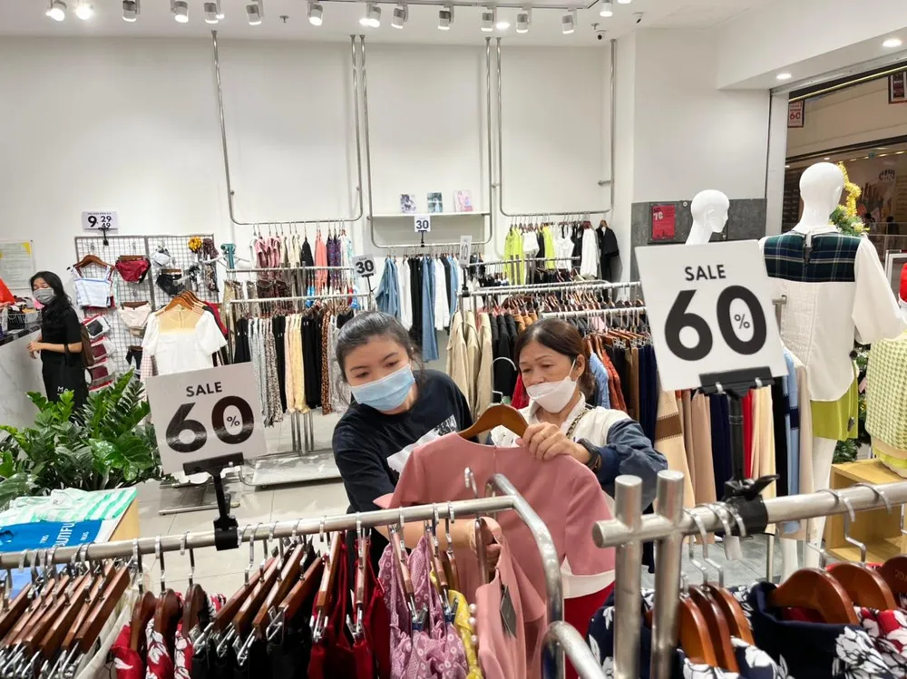Nhiều thương hiệu thời trang giảm giá mạnh thu hút khách