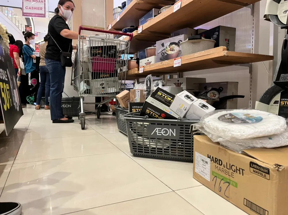 Khách hàng này cho biết đã mua sắm gian hàng khác nhưng thấy một thương hiệu gia dụng giảm giá hấp dẫn nên mua thêm và xe đẩy không đủ chỗ