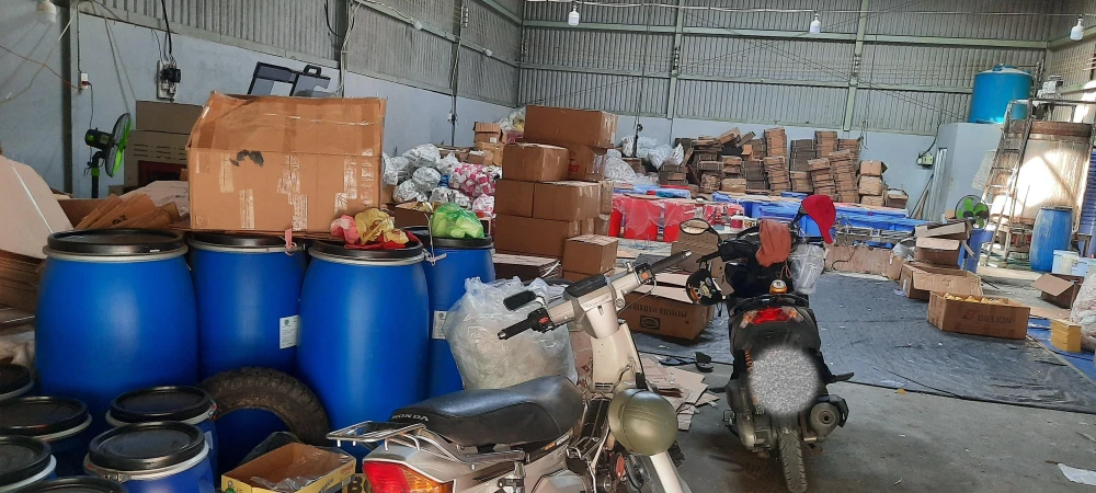 Bên trong nhà xưởng sản xuất