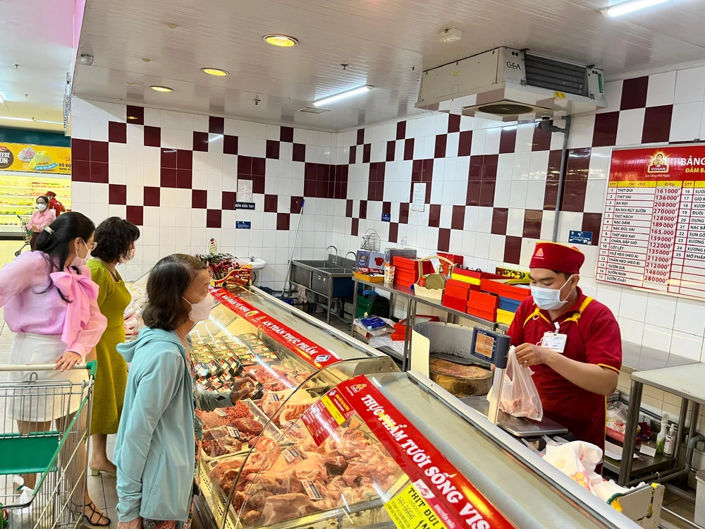 Một số mặt hàng thịt heo được giảm giá 40%.