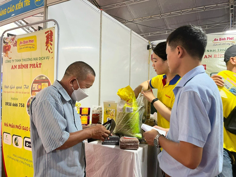 Người dân mua gạo ngon nhất thế giới ST25 về ăn thử