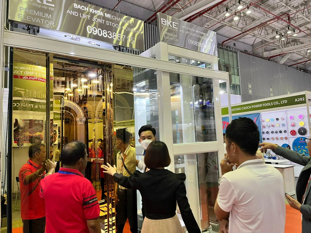 Giảm 50% số thang máy, thay vào đó là đi bộ để tiết kiệm điện. Ảnh: PLO