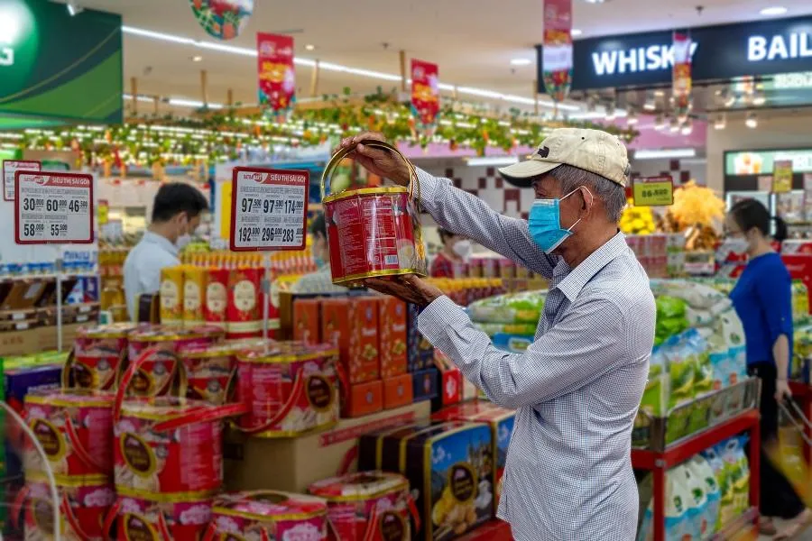 Người dân đang quan tâm đến sản phẩm quà tặng dịp Tết