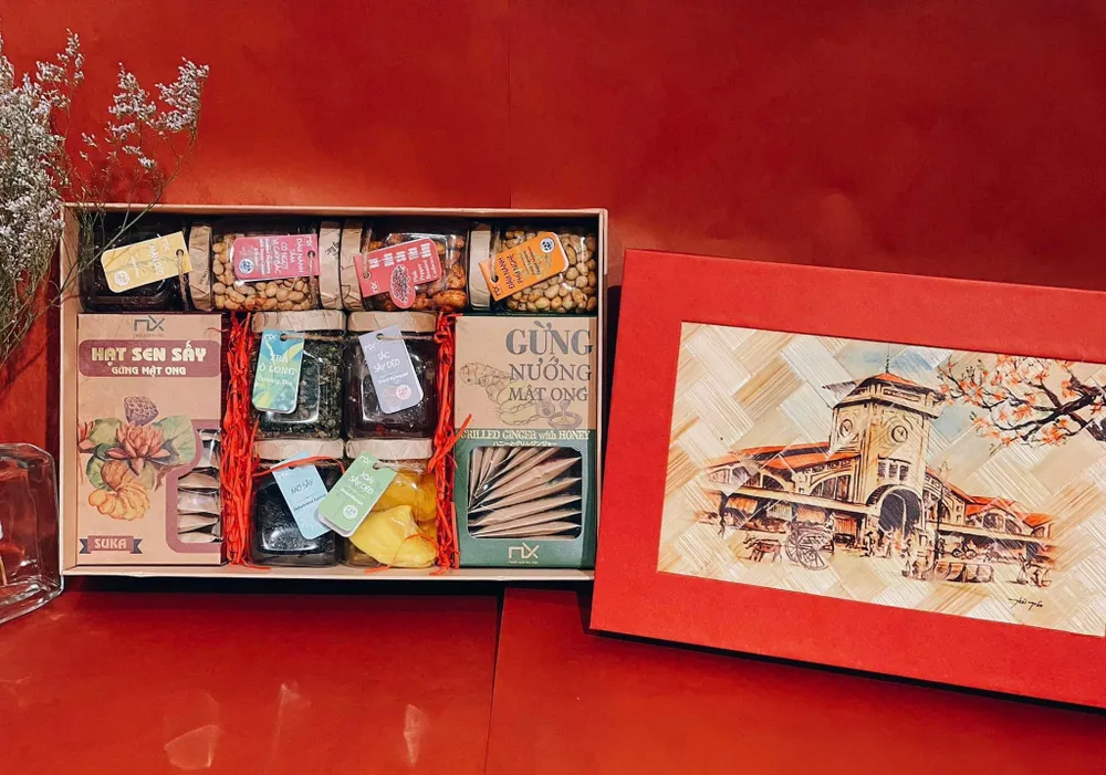 Mỗi nắp hộp quà tết khách hàng có thể dùng làm tranh treo tường trang trí trong nhà