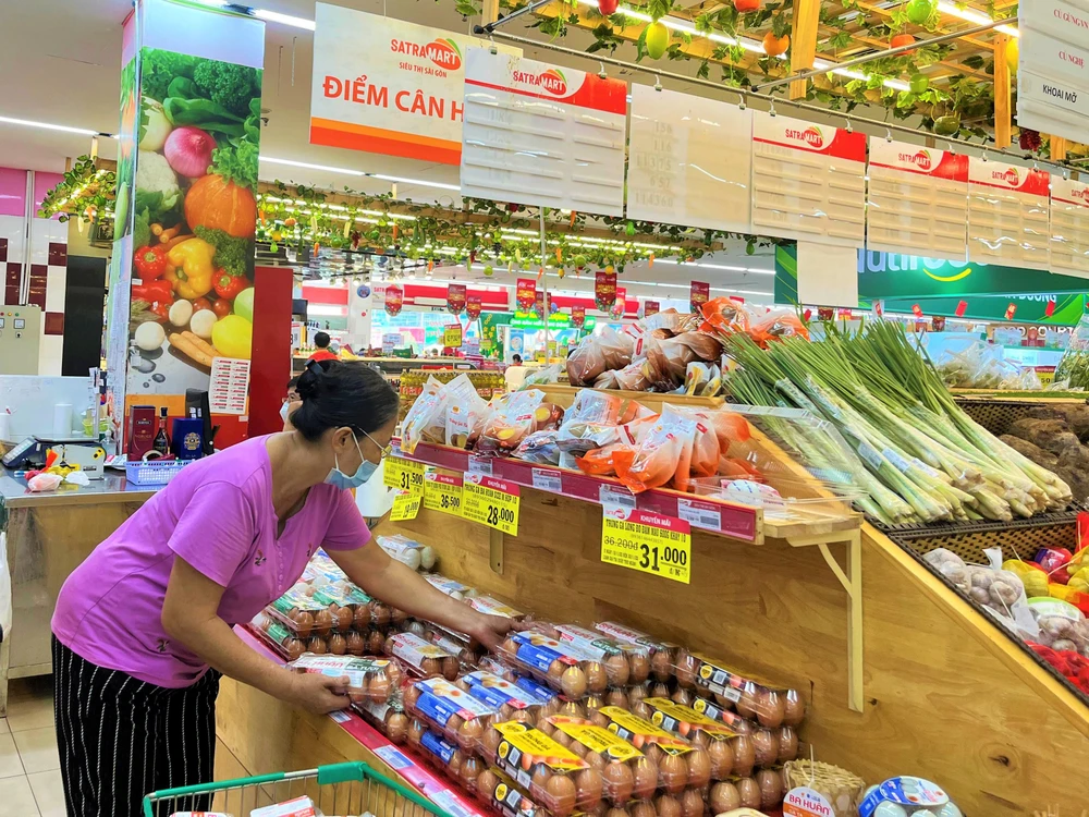Người tiêu dùng chọn mua trứng gà khuyến mãi tại siêu thị