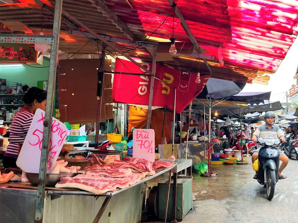 Thịt heo đông lạnh bày bán ở chợ truyền thống. Thịt heo đông lạnh bày bán ở chợ truyền thống.