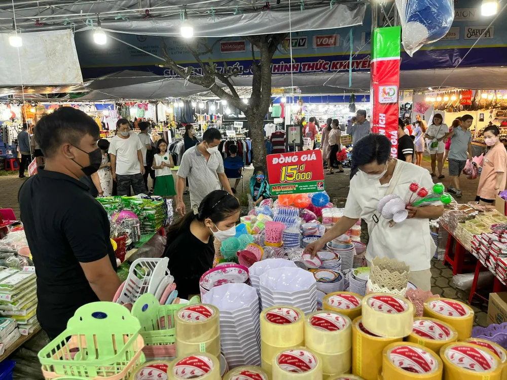 Khách hàng chọn mua các mặt hàng đồng giá 15.000 đồng