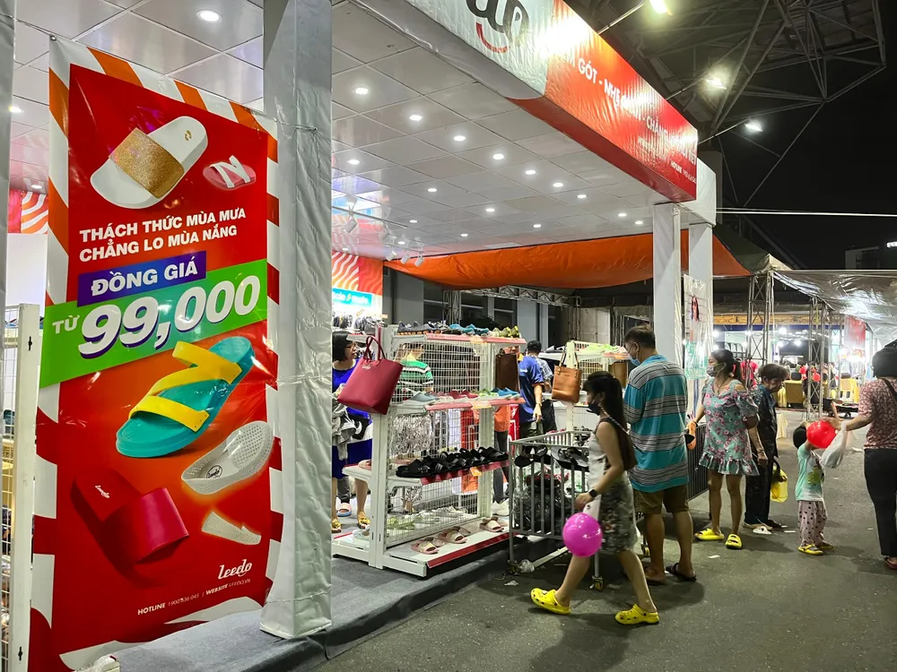 Gần 21 giờ, khách tham quan hội chợ vẫn hào hứng tham quan gian hàng giày dép 99.000 đồng