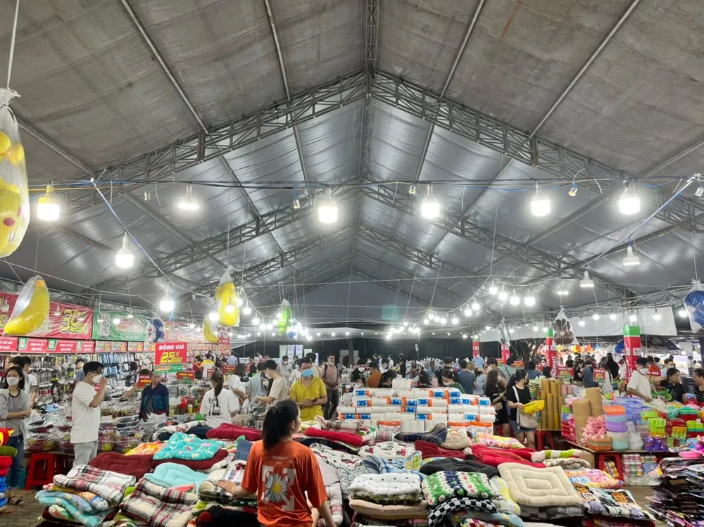 Khu vực gian hàng đồng giá đa dạng các mặt hàng tiêu dùng thu hút nhiều khách tham quan