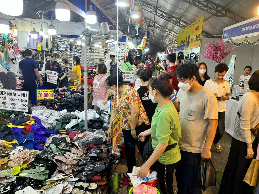 Giày dép nam nữ các loại giá mềm thu hút nhiều người dân thử chọn mua