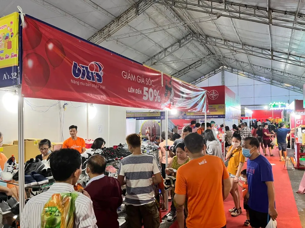 Gian hàng giày dép giảm giá sốc thu hút nhiều khách tham quan