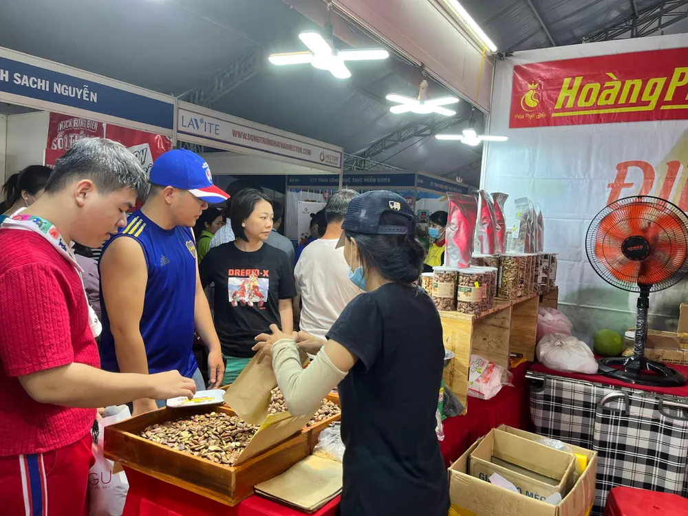 Khách hàng chọn mua sau khi được giới thiệu dùng thử hạt điều rang nóng ngay tại chỗ và hạt Kơ Nia.