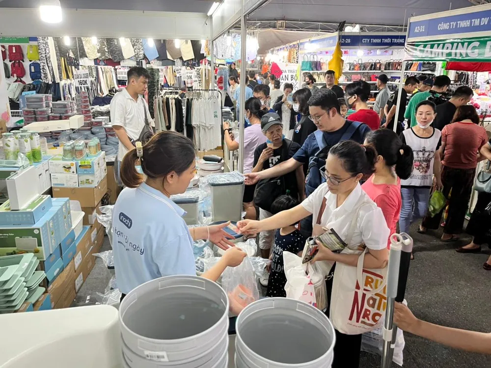 Khách hàng vui vẻ khi được mua hàng giá rẻ