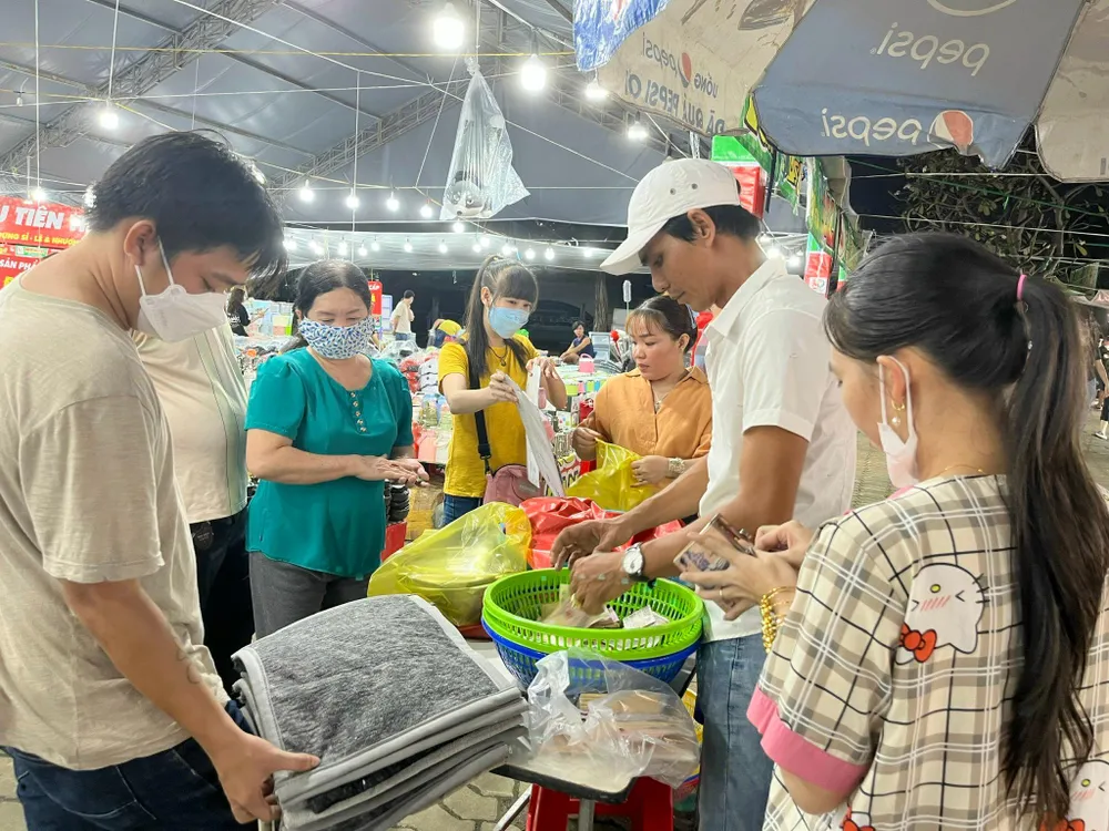 Người dân cho biết gian hàng đồng giá rẻ hơn so với thị trường