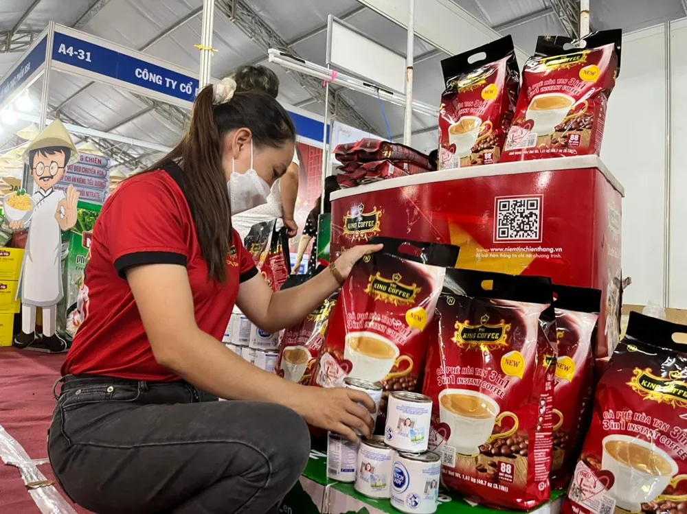 Gian hàng này khuyến mãi mua gói cà phê 1,4kg giá 210.000 đồng được tặng ba lon sữa đặc