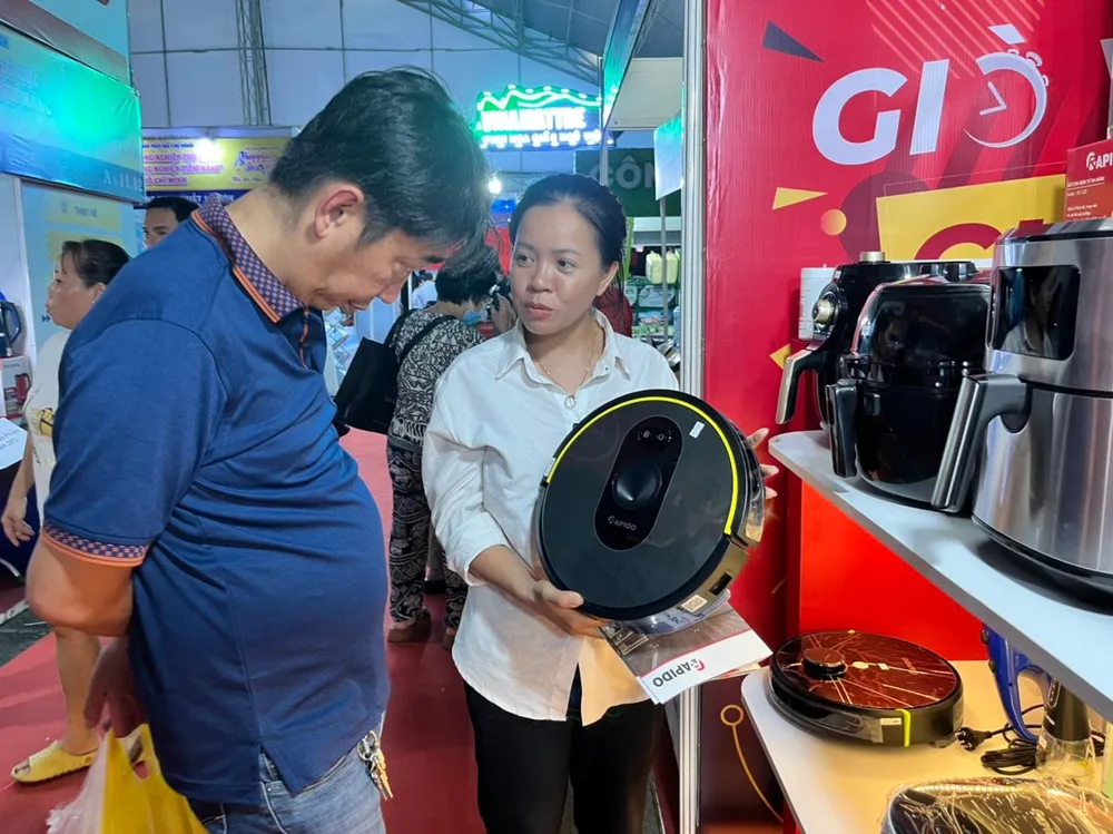 Robot hút bụi lau nhà được nhân viên giới thiệu đến khách tham quan