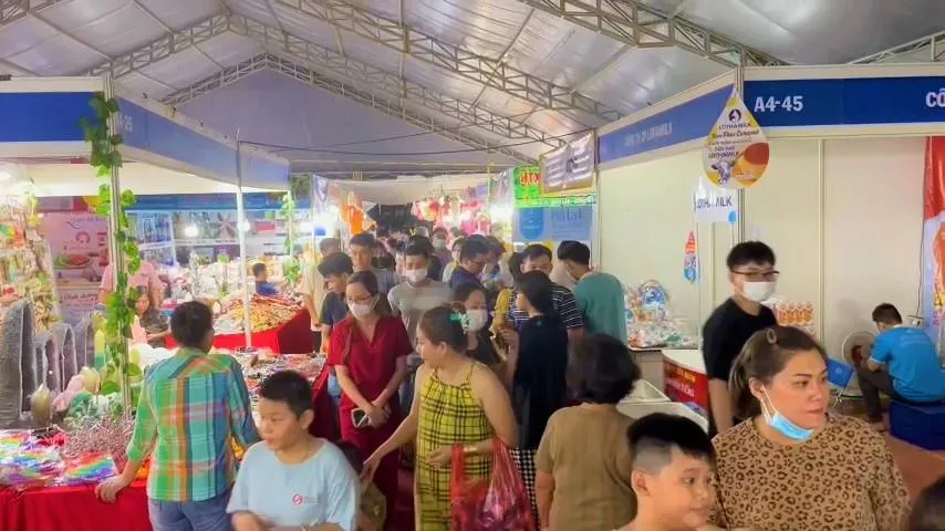 Hội chợ thu hút hàng trăm lượt khách đến tham quan mua sắm