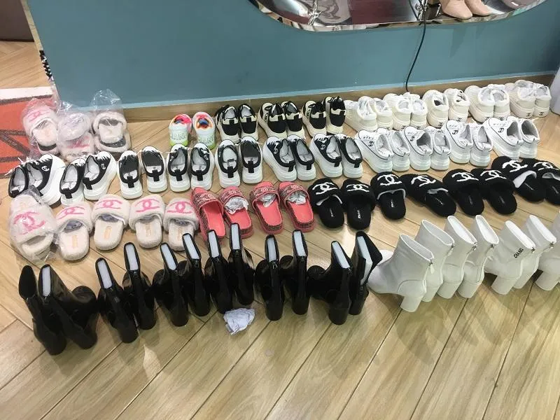 Giày dép mang thương hiệu nổi tiếng